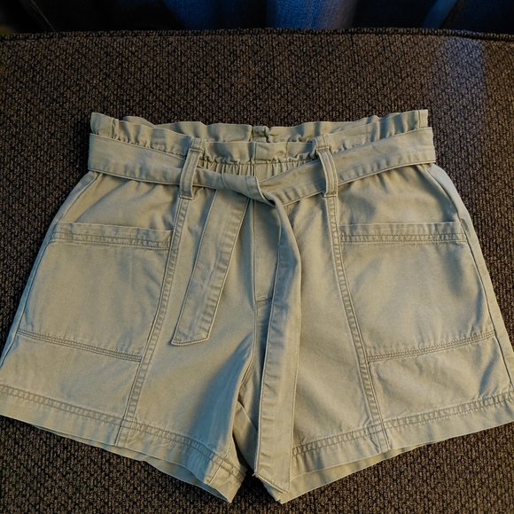 Abercrombie Girls Olive Green Cargo Shorts Size 11/12 - Picture 2 of 2